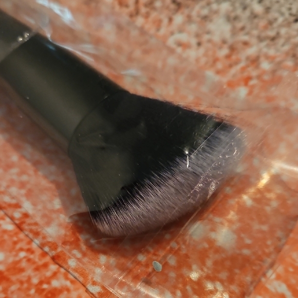 Laura Geller Black Angled Contour/Blush Brush, NWT - Picture 3 of 3